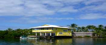 Vue de la maison jaune de Bocas del Toro, Panama